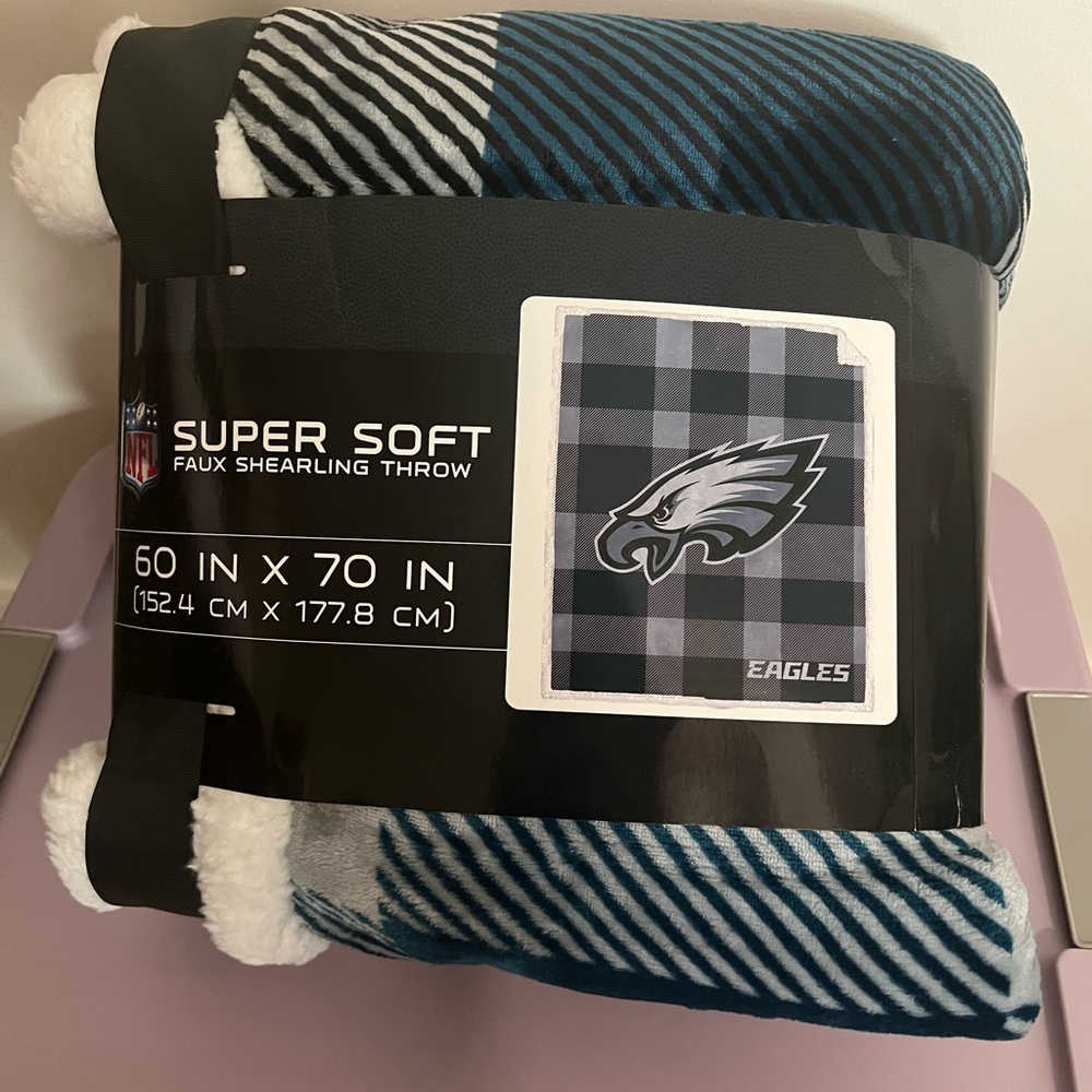 NEW: NFL Super Soft Phil Eagles Throw Blanket - Black, White, and Blue.